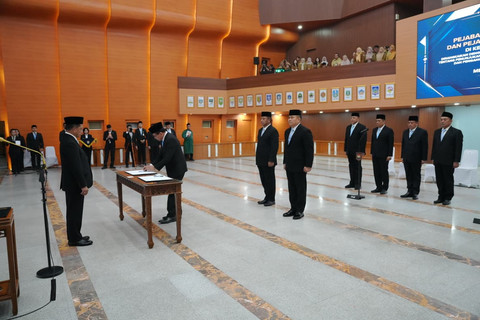 Mendagri Tito Karnavian lantik sejumlah Pejabat Eselon I dan staf khusus, termasuk Irjen Wahyu Bintono dan Dirjen Bina Pemdes Bernhard Rondonuwu di Kemendagri, Jakarta, Selasa (13/10/2026). Foto: Dok. Kemendagri