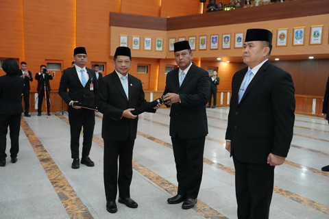 Mendagri Tito Karnavian lantik sejumlah Pejabat Eselon I dan staf khusus, termasuk Irjen Wahyu Bintono dan Dirjen Bina Pemdes Bernhard Rondonuwu di Kemendagri, Jakarta, Selasa (13/10/2026). Foto: Dok. Kemendagri