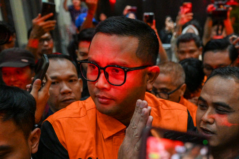 Bupati Klaten Hamenang Wajar Ismoyo berjalan menggunakan rompi tahanan usai menjalani pemeriksaan di Gedung Merah Putih KPK, Jakarta, Jumat (16/10/2026). Foto: Fauzan/ANTARA FOTO