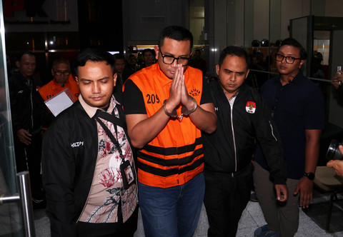 Bupati Klaten Hamenang Wajar Ismoyo (tengah) berjalan menggunakan rompi tahanan usai menjalani pemeriksaan di Gedung Merah Putih KPK, Jakarta, Jumat (16/10/2026). Foto: Reno Esnir/ANTARA FOTO