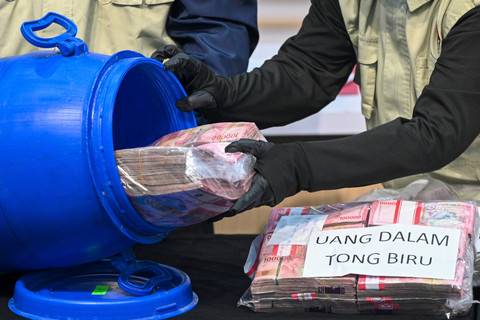 Petugas KPK menunjukkan barang bukti uang yang disimpan di dalam tong saat konferensi pers operasi tangkap tangan di Pemkab Klaten di Gedung Merah Putih KPK, Jakarta, Jumat (16/10/2026). Foto: Fauzan/ANTARA FOTO