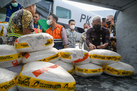 Wakil Gubernur Sumatera Utara Surya melepas Pesawat Cessna Caravan untuk Operasi Modifikasi Cuaca (OMC) penanganan asap karhutla di Bandara Internasional Kualanamu, Deliserdang, Jumat (16/10/2026). Foto: Dok. Diskominfo Sumut