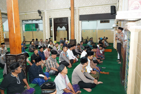 Kadiv Humas Polri Irjen Johnny Eddizon Isir sampaikan pelaksanaan program Subuh Keliling oleh jajaran kepolisian untuk perkuat harkamtibmas secara humanis dan serap aspirasi warga di Jakarta, Sabtu (17/10/2026). Foto: Dok. Polri