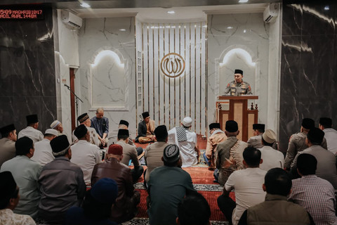 Kadiv Humas Polri Irjen Johnny Eddizon Isir sampaikan pelaksanaan program Subuh Keliling oleh jajaran kepolisian untuk perkuat harkamtibmas secara humanis dan serap aspirasi warga di Jakarta, Sabtu (17/10/2026). Foto: Dok. Polri