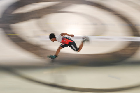 Atlet sepatu roda Monastana Jakarta, Syahdan Nur Hamdillah memacu kecepatan pada kualifikasi Individual Time Trial nomor Speed Slalom Senior Men Kejurnas Inline Freestyle "Cross Roller Games 2026" di Jakarta, Sabtu (17/10/2026). Foto: Wahyu Putro A/ANTARA FOTO