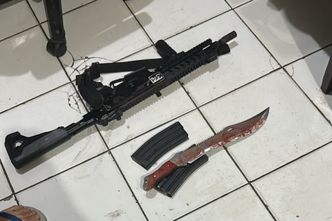Senjata laras panjang dan sangkur yang digunakan Bharada Andika dalam kasus penembakan Bharatu Laurentius Valdo Fernandez Lewai. Foto: Dok. Istimewa