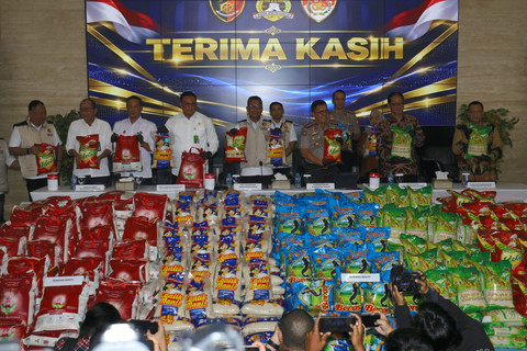 Barang bukti beras fortifikasi tidak sesuai label kemasan ditampilkan saat konferensi pers di Gedung Bareskrim, Mabes Polri, Jakarta, Rabu (21/10/2026). Foto: Jamal Ramadhan/kumparan