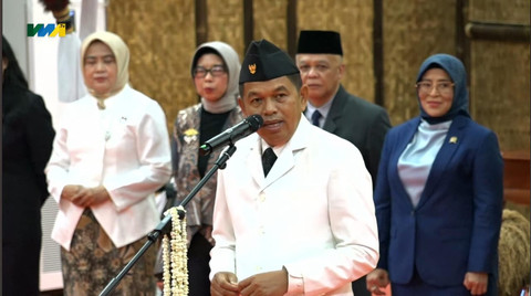 Gubernur Jawa Barat, Dedi Mulyadi pada Pelantikan Bupati Bekasi Asep Surya Atmaja sisa masa jabatan 2025-2030 di Gedung Pakuan, Jumat (23/10/2026). Foto: Dok. YouTube Wibawamukti TV