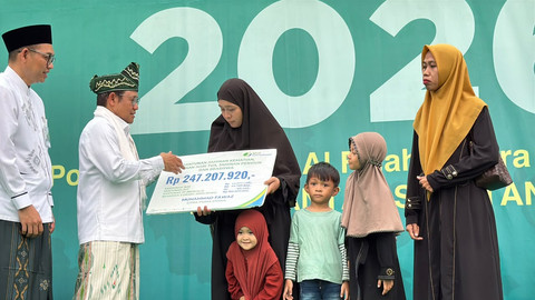 Isnawati, penerima manfaat jaminan sosial BPJS Ketenagakerjaan senilai Rp247,2 juta yang disalurkan melalui Kemenko PM di Pondok Pesantren Al Falah Putera, Kalimantan Selatan, Sabtu (24/10/2026). Foto: Zahira Hilman/kumparan
