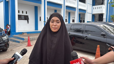 Isnawati, penerima manfaat jaminan sosial BPJS Ketenagakerjaan senilai Rp247,2 juta yang disalurkan melalui Kemenko PM di Pondok Pesantren Al Falah Putera, Kalimantan Selatan, Sabtu (24/10/2026). Foto: Zahira Hilman/kumparan