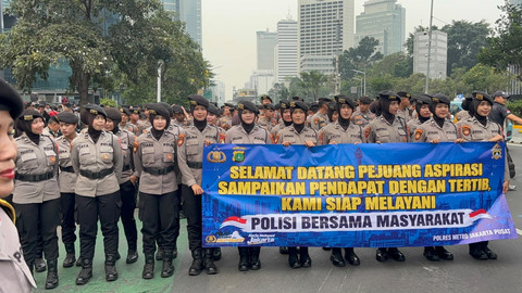 Tim gabungan kepolisian mulai membentuk barisan di depan Plaza UOB, Rabu (28/10/2026). Foto: Pradya Tirta/kumparan