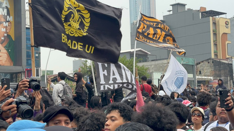Massa mahasiswa mulai berdatangan di depan Plaza UOB, Rabu (28/10/2026). Foto: Pradya Tirta/kumparan