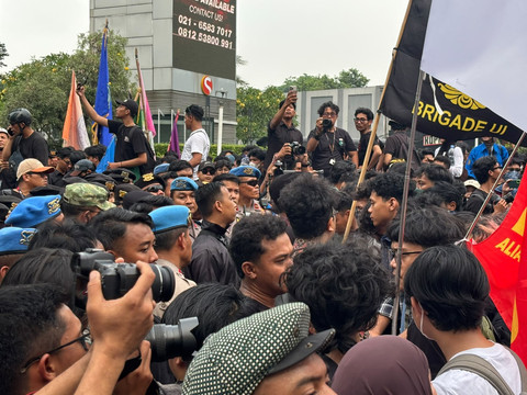 Massa mahasiswa mulai berdatangan di depan Plaza UOB, Rabu (28/10/2026). Foto: Pradya Tirta/kumparan