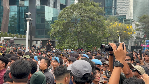 Momen mahasiswa mulai berdatangan di depan Plaza UOB, Rabu (28/10/2026). Foto: Pradya Tirta/kumparan