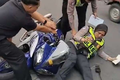 Seorang polisi wanita (Polwan) Polres Lumajang ditabrak oleh pengendara motor saat Operasi Patuh Semeru 2026 di kawasan Alun-alun Lumajang, Senin (26/10/2026). Foto: Dok. Polres Lumajang