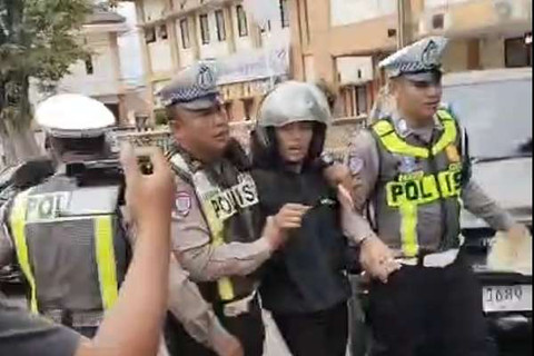 Seorang polisi wanita (Polwan) Polres Lumajang ditabrak oleh pengendara motor saat Operasi Patuh Semeru 2026 di kawasan Alun-alun Lumajang, Senin (26/10/2026). Foto: Dok. Polres Lumajang