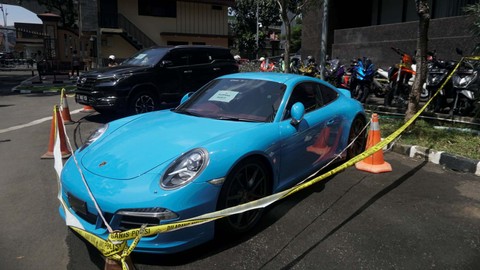 Mobil Porsche 911 Carrera S milik Doni Salmanan yang disita Bareskrim Polri, Senin (14/3/2022). Foto: Iqbal Firdaus/kumparan