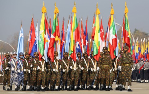 Tentara militer junta Myanmar berparade selama upacara untuk menandai peringatan 75 tahun Hari Persatuan negara itu di Naypyidaw, Myanmar, Sabtu (12/2/2022). Foto: Stringer/AFP