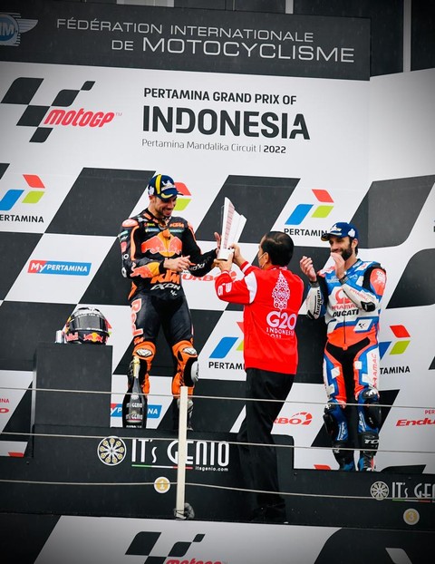 Presiden Jokowi memberikan piala kepada pemenang MotoGP Indonesia 2022 di Sirkuit Mandalika, Minggu (20/3/2022). Foto: Laily Rachev/Biro Pers Sekretariat Presiden
