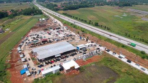 Foto udara sejumlah mobil antre mengisi bahan bakar saat arus mudik H-5 Lebaran di Rest Area Fungsional KM 338 A Tol Trans Jawa di Pegandon, Kecamatan Karangdadap, Kabupaten Pekalongan, Jawa Tengah, Rabu (27/4/2022). Foto: Harviyan Perdana Putra/ANTARA FOTO
