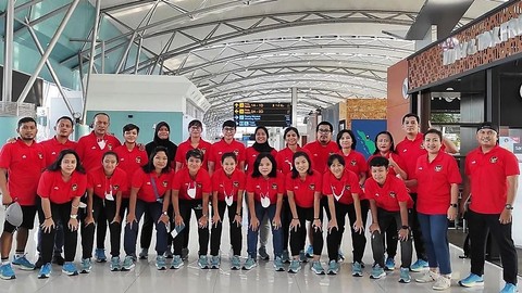 Timnas Futsal Putri saat akan diberangkatkan menuju Thailand untuk mengikuti NSDF Womens Futsal Championship 2022 pada Senin (18/4).   Foto: Instagram/@timnasfutsal