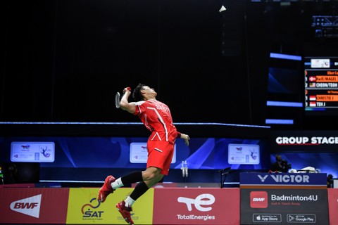 Pebulu tangkis tunggal putra Indonesia Jonatan Christie melawan pebulu tangkis tunggal putra Singapura Jia Heng Jason Teh di partai ketiga Grup A Piala Thomas 2022 di Impact Arena, Bangkok, Thailand, Minggu (8/5/2022). Foto: M Risyal Hidayat/ANTARA FOTO