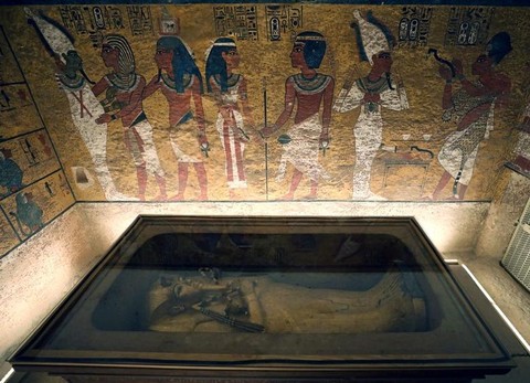 Sarkofagus Tutankhamun dipamerkan setelah renovasi makannya di tahun 2019. Foto: Mohamed Abd El Ghany/REUTERS