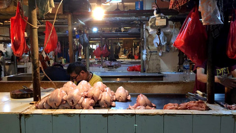 Pedagang daging ayam di Pasar Senen, Jakarta, Sabtu (7/5/2022). Foto: Narda Margaretha Sinambela/kumparan