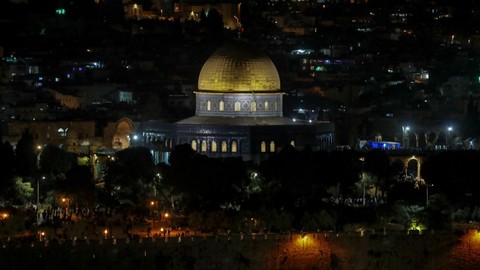Umat Muslim Palestina berdoa saat malam Lailatul Qadar di Masjid Al-Aqsa Yerusalem selama bulan suci Ramadhan pada Rabu (27/4/2022). Foto: Ahmad Gharabli/AFP