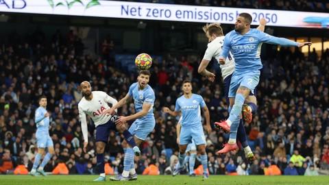 Pemain Tottenham Hotspur Harry Kane mencetak gol ketiga mereka ke gawang Manchester City di Stadion Etihad, Manchester, Inggris, Sabtu (19/2/2022). Foto: Action Images via Reuters/Carl Recine