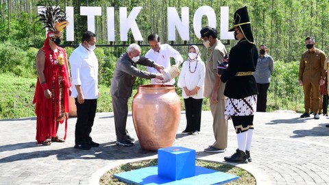 Gubernur DIY Sri Sultan Hamengku Buwono X mengikuti ritual Kendi Nusantara di titik nol Ibu Kota Negara (IKN) Nusantara di Kecamatan Sepaku, Penajam Paser Utara, Kalimantan Timur, Senin (14/3/2022). Foto: Humas Pemda DIY
