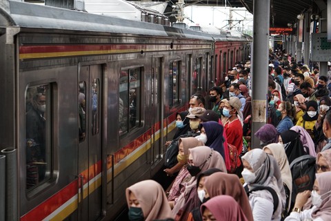 Sejumlah penumpang KRL memadati Stasiun Tanah Abang, Jakarta Pusat, Rabu (9/3/2022). Foto: Jamal Ramadhan/kumparan