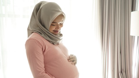 Ilustrasi ibu hamil dengan hijab. Foto: Odua Images/Shutterstock