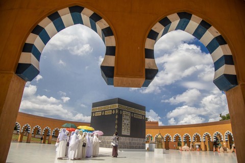 Sejumlah jamaah calon haji dan umroh mengikuti pelatihan Tawaf (keliling ka'bah) di Al Mahmudah Manasik Haji Training Centre Setu, Tangerang Selatan, Banten, Selasa (22/3). Foto: Aditia Noviansyah/kumparan