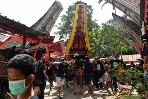 Keluarga duka mengarak jenazah  saat prosesi penguburuan pada upacara pemakaman adat Toraja atau Rambu Solo di Sangalla, Tana Toraja, Sulawasi Selatan, Jumat (25/2/2022). Foto: Zabur Karuru/ANTARA FOTO