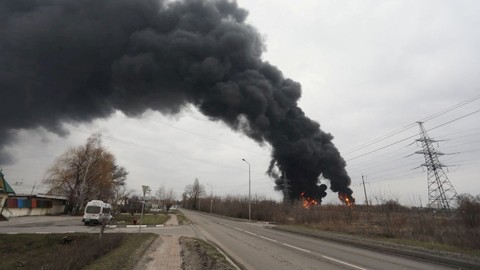 Kobaran api dan kepulan asap hitam terlihat di depot bahan bakar di kota Belgorod, Rusia, Jumat (1/4/2022). Foto: Pavel Kolyadin/BelPressa/Handout via Reuters