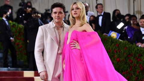 Brooklyn Beckham dan Nicola Peltz saat Met Gala 2022 di Metropolitan Museum of Art di New York, AS, Senin (2/5/2022). Foto: Angela Weiss/AFP