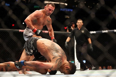 Michael Chandler saat melawan Tony Ferguson pada duel UFC 274 di Footprint Center, Phoenix, Arizona, Amerika Serikat, Sabtu (7/5/2022). Foto: Mark J. Rebilas/USA TODAY Sports/Reuters