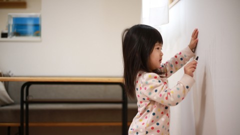 Ilustrasi anak mencoret tembok dengan crayon. Foto: yamasan0708/Shutterstock.  