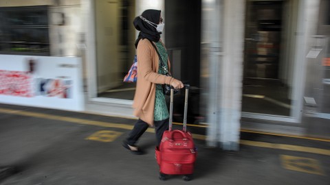 Calon penumpang berjalan menuju kereta api Argo Parahyangan tujuan Jakarta di Stasiun Bandung, Jawa Barat, Rabu (20/4/2022). Foto: Raisan Al Farisi/ANTARA FOTO