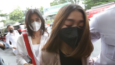 Selebgram Chandrika Chika saat memenuhi pangilan terkait kasus penganiayaan di Polres Jakarta Selatan, Kamis, (21/4/2022). Foto: Dok. Agus Apriyanto
