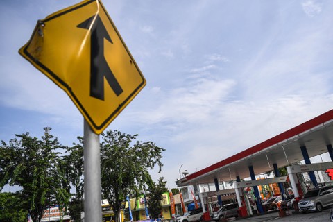 Papan tanda jalan terlihat dengan kondisi bengkok di SPBU Pertamina di rest area kilometer 57 Jalan Tol Jakarta-Cikampek, Jawa Barat, Selasa (26/4/2022). Foto: M Risyal Hidayat/ANTARA FOTO