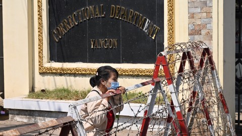 Kerabat menunggu di depan penjara Insein untuk pembebasan tahanan di Yangon, myanmar, Sabtu (12/2/2022). Foto: Stringer/AFP