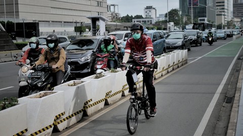 Seorang pesepeda berada di jalur sepeda di kawasan M.H. Thamrin, Jakarta Pusat, Selasa (22/3/2022). Foto: Jamal Ramadhan/kumparan