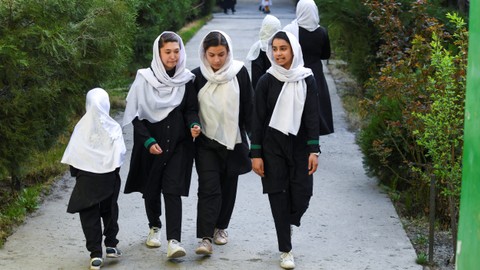 Anak-anak perempuan Afghanistan kembali ke sekolah. Foto: Ahmad SAHEL ARMAN/AFP