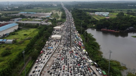 Foto udara sejumlah kendaraan antre melintasi Gerbang Tol Cikampek Utama, Kabupaten Purwakarta, Jawa Barat, Kamis (28/4/2022). Foto: M Risyal Hidayat/ANTARA FOTO