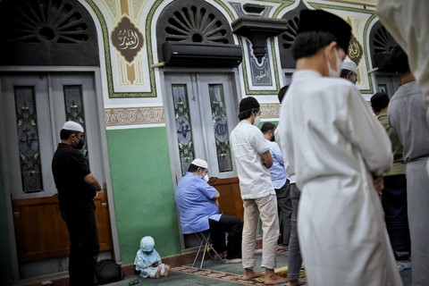 Seorang anak sedang duduk saat salat tarawih di Masjid Al-Azhar, Jakarta, Jumat (1/4/2022). Foto: Jamal Ramadhan/kumparan