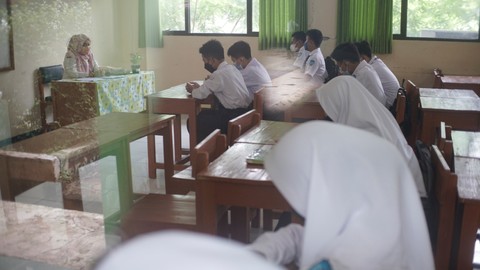 Pembelajaran di ruang kelas SMP Negeri 29 Bekasi saat pembelajaran tatap muka (PTM) di Kota Bekasi, Jawa Barat pada Senin (4/4/2022). Foto: Iqbal Firdaus/kumparan
