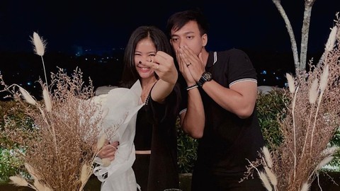 Adinda Azani dilamar sang kekasih. Foto: Instagram/@dindazani