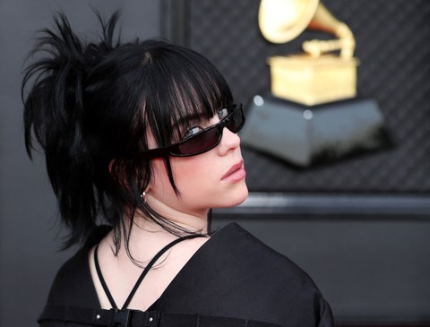 Billie Eilish berpose di karpet merah Grammy Awards ke-64 Tahunan di MGM Grand Garden Arena di Las Vegas, Nevada, AS, Minggu (3/4/2022). Foto: Maria Alejandra Cardona/REUTERS